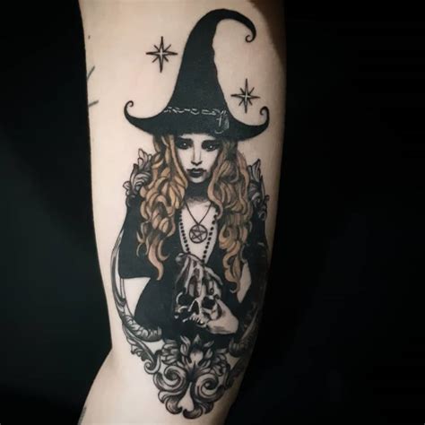 tatuaje silueta bruja|37 Motivos y Tatuajes: Brujas y Hechiceras